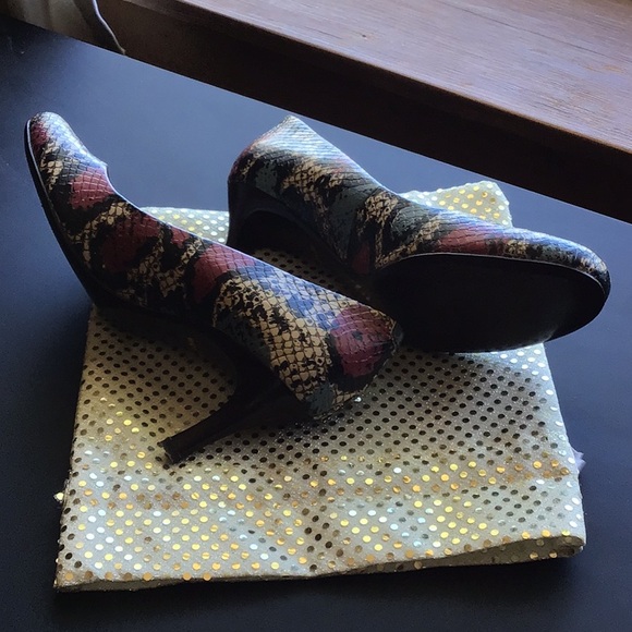 Laura Brandon snakeskin multi color pump Sz 8 - Picture 4 of 5